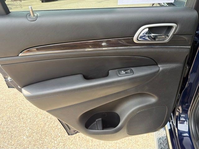 Used 2018 True Blue Pearlcoat Jeep Overland image 10
