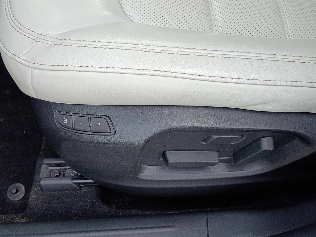 Used 2020 Machine Gray Metallic Mazda Grand Touring image 18