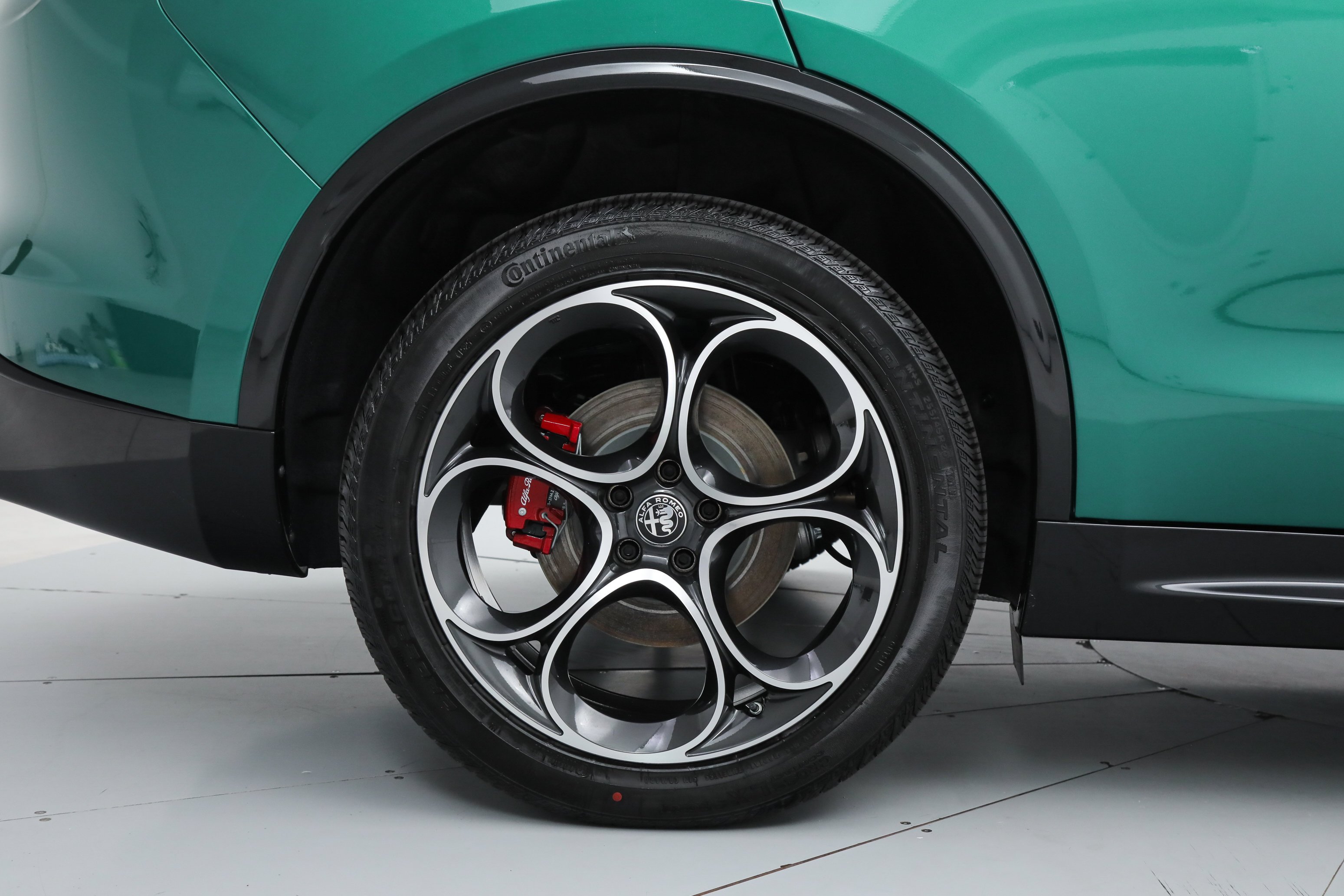 New 2026 Verde (Green) Fangio Metallic Exterior Paint Alfa Romeo  image 18
