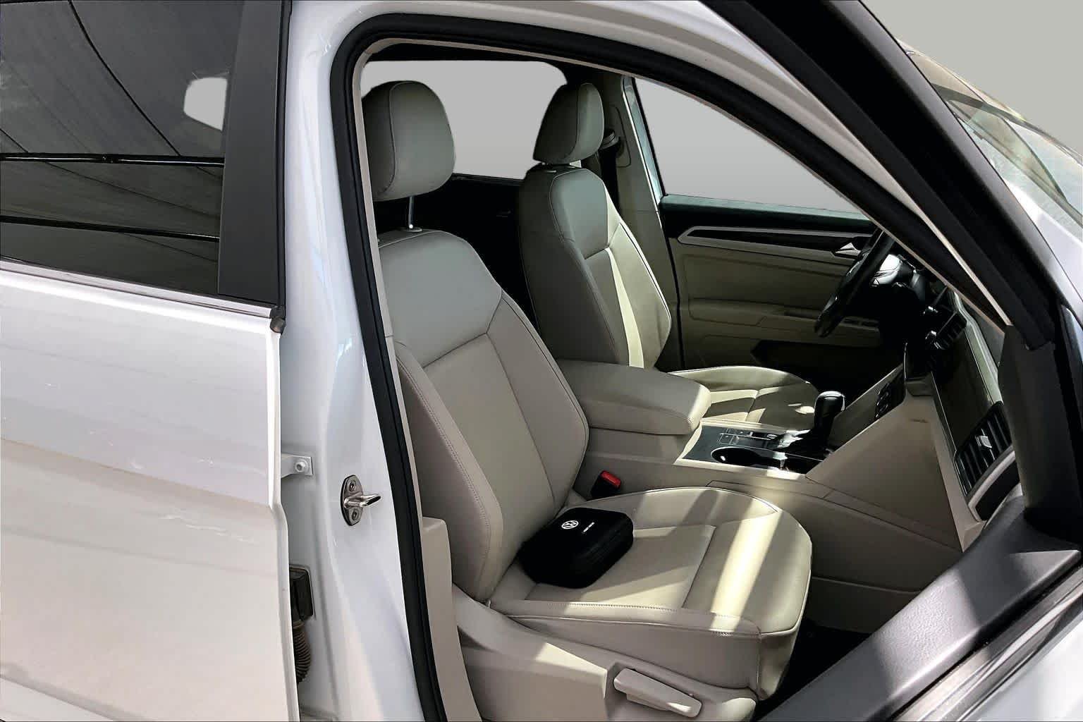 Used 2020 Pure White Volkswagen 3.6L V6 SE w/Technology R-Line image 9