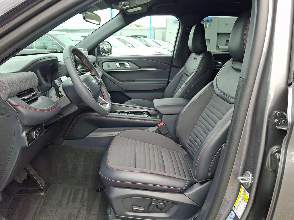 2026 Ford Explorer ST-Line - Photo 13