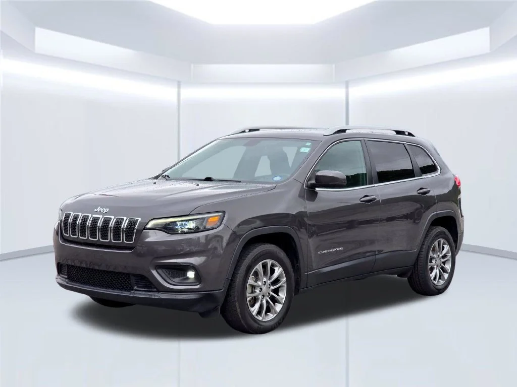 Used 2019 Gray Jeep Latitude Plus image 2