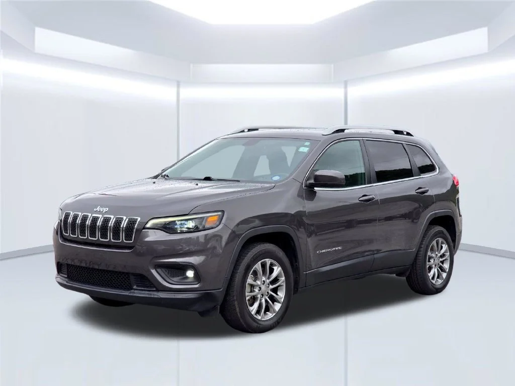Used 2019 Gray Jeep Latitude Plus image 2