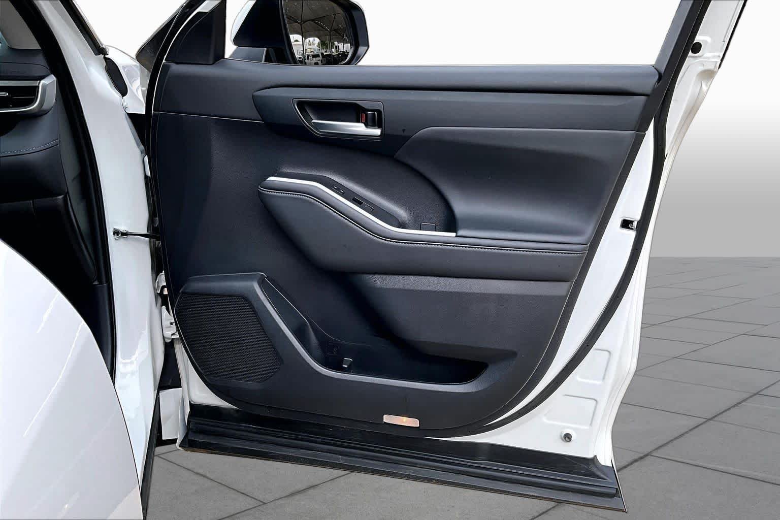 Used 2025 Wind Chill Pearl Toyota Hybrid XLE image 27