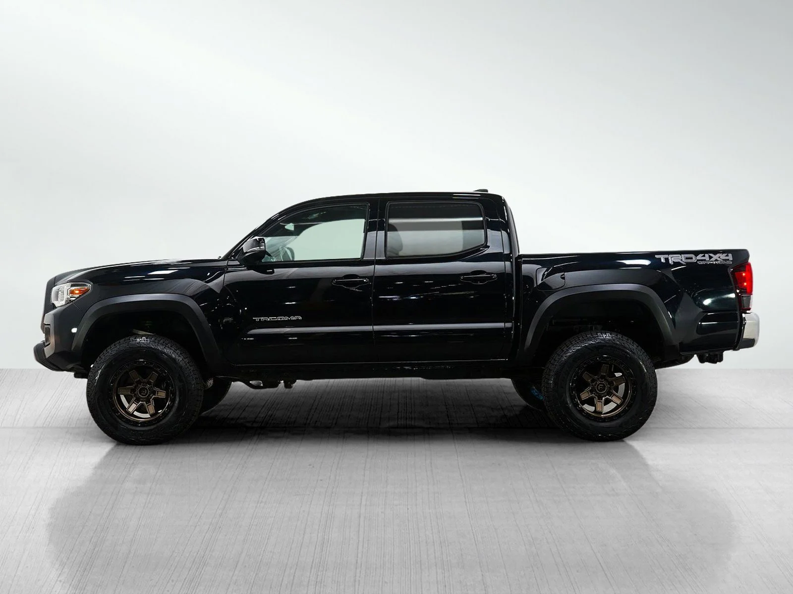 Used 2018 Toyota Tacoma TRD Off Road with VIN 3TMCZ5AN9JM153369 for sale in Minneapolis, Minnesota