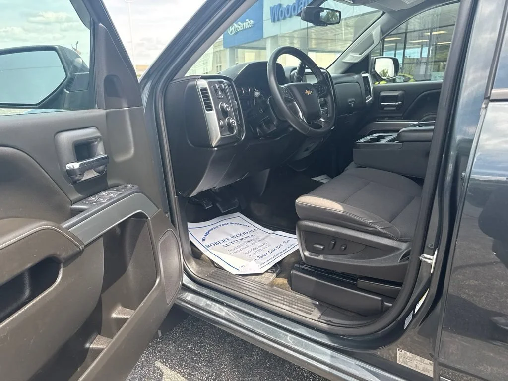 Used 2017 GRAPHITE METALLIC Chevrolet LT image 8