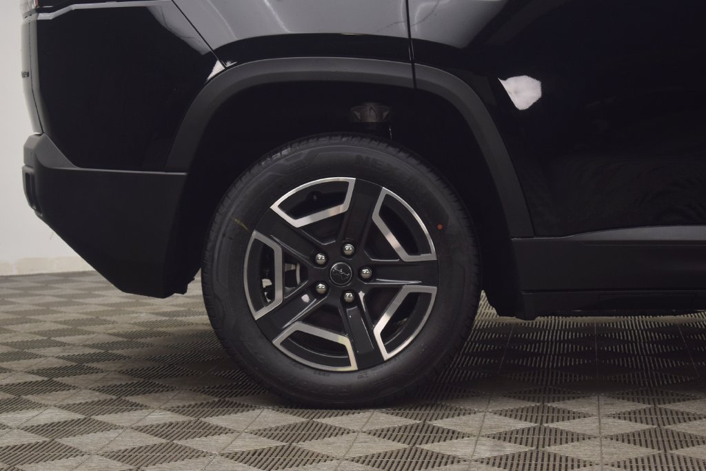New 2026 Diamond Black Crystal Pearl-Coat Exterior Paint Jeep Limited image 9