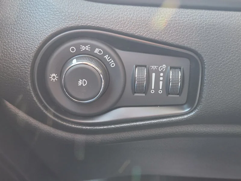 Used 2017 Black Jeep Latitude image 25