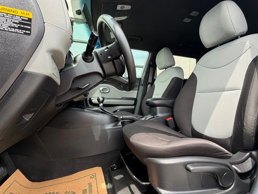 Used 2016 Silver Kia Base image 10