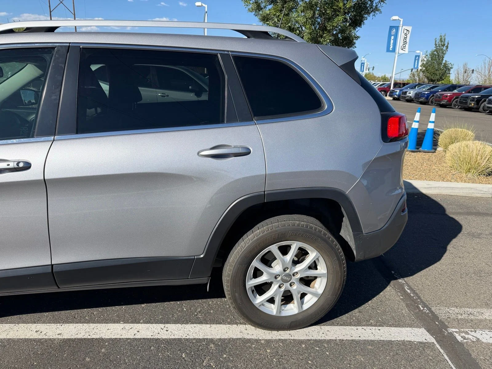 Used 2018 Silver Jeep Latitude Plus image 5