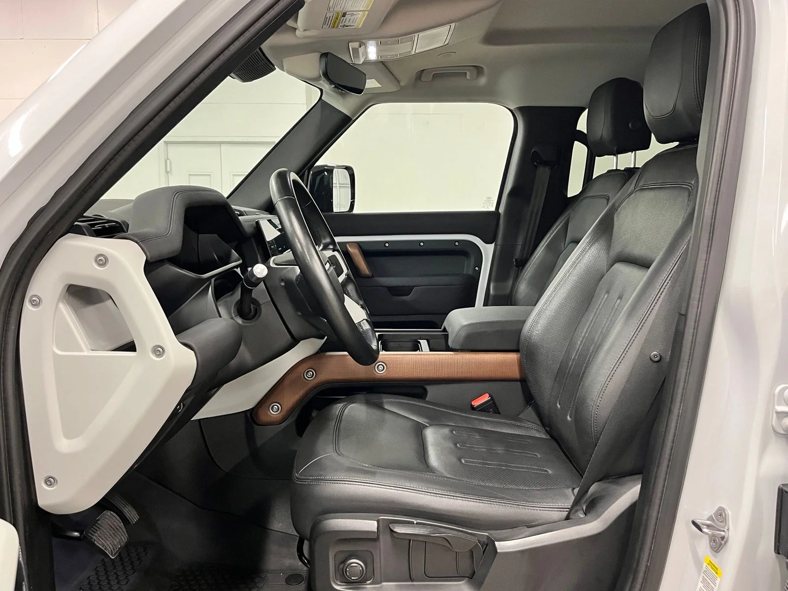 Used 2022  Land Rover S image 17