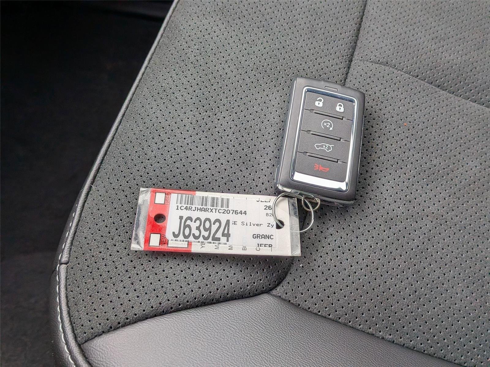 New 2026 Silver Zynith Exterior Paint Jeep Laredo Altitude image 18