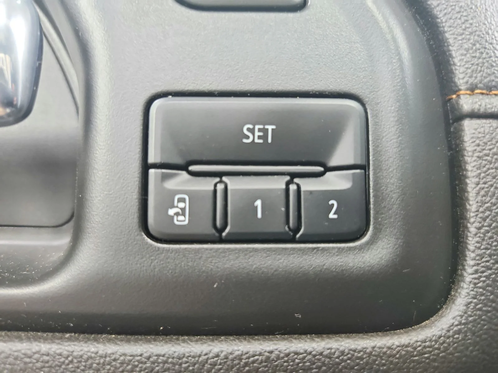 Used 2022 White GMC AT4 image 22