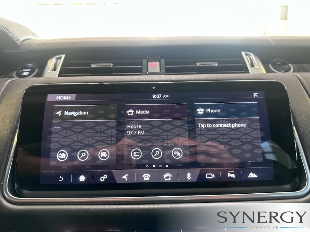 Used 2018 Silicon Silver Premium Metallic Land Rover HSE Dynamic image 14