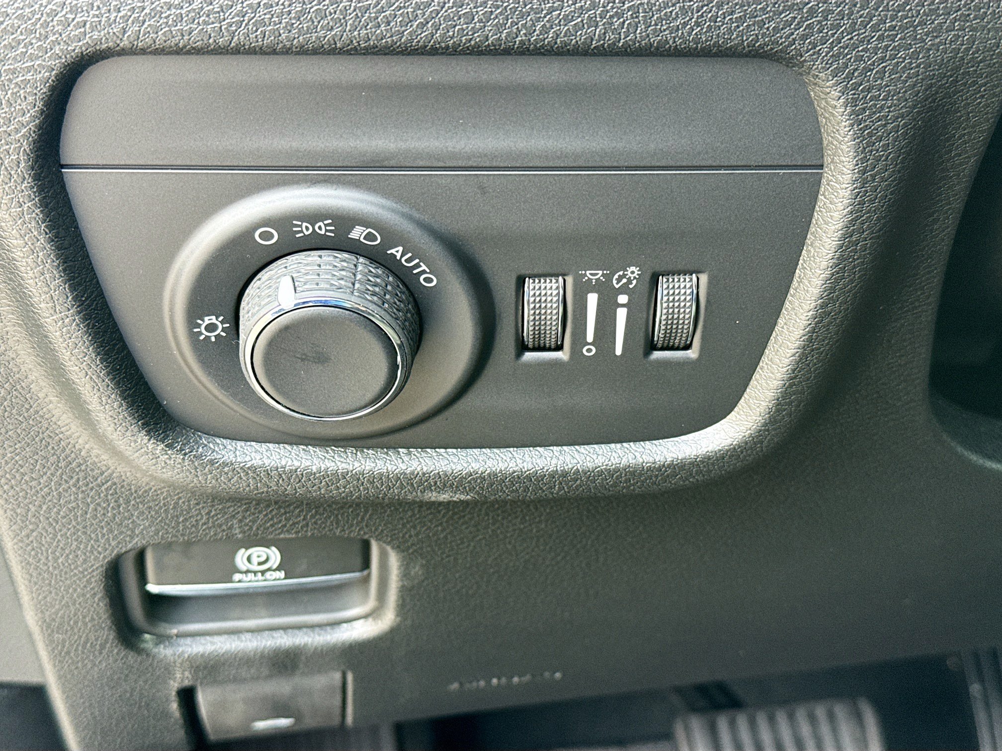 New 2026 Silver Zynith Exterior Paint Jeep Laredo Altitude image 15