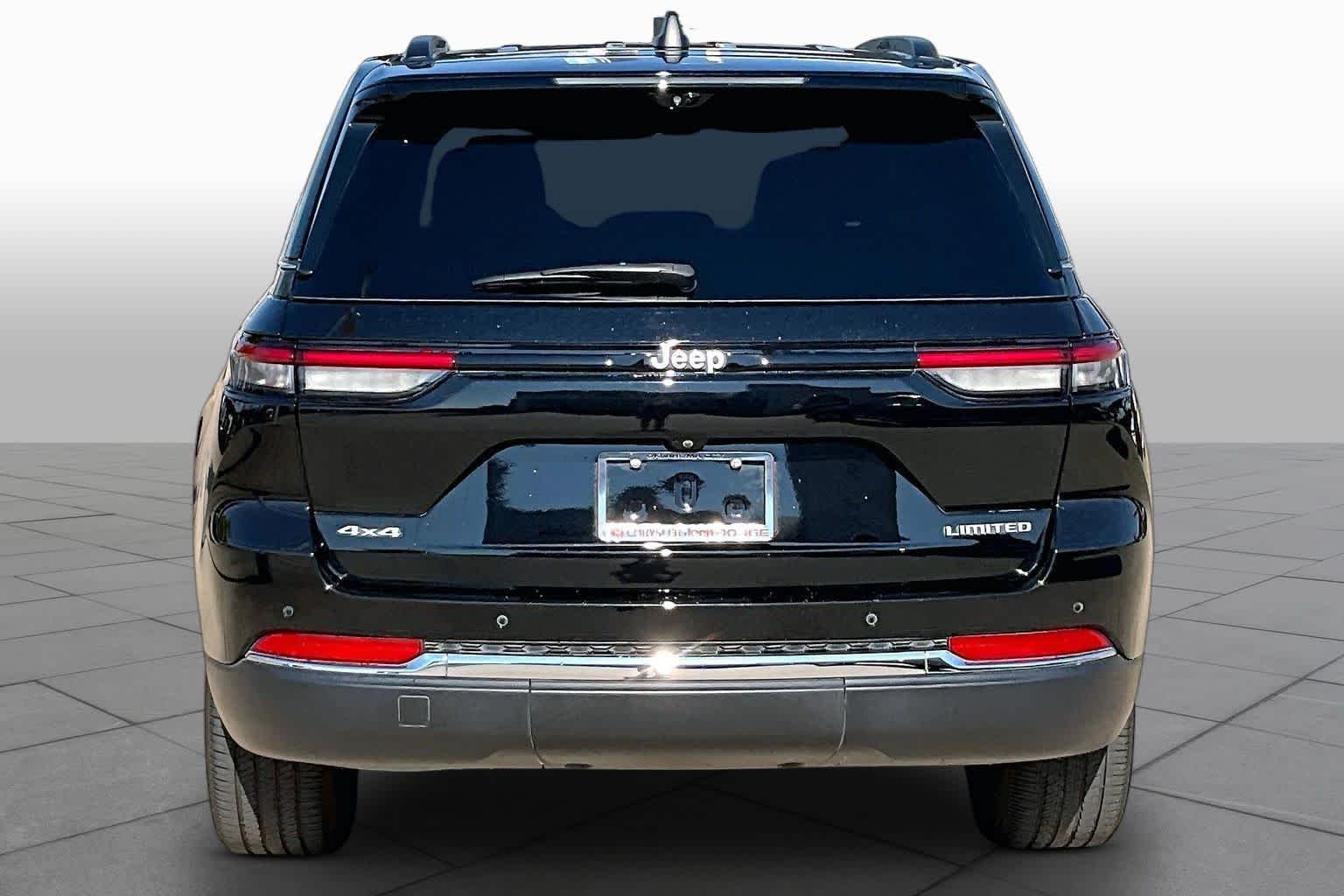 Used 2025 Diamond Black Crystal Pearlcoat Jeep Limited image 6