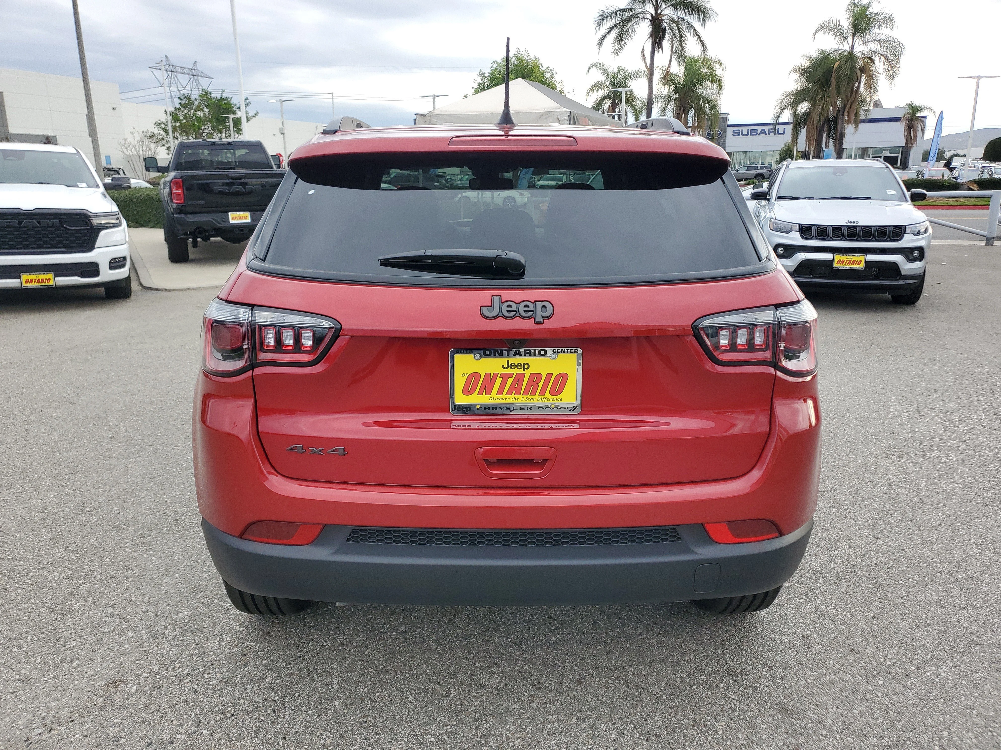 New 2026 Red Hot Pearl-Coat Exterior Paint Jeep Latitude image 4