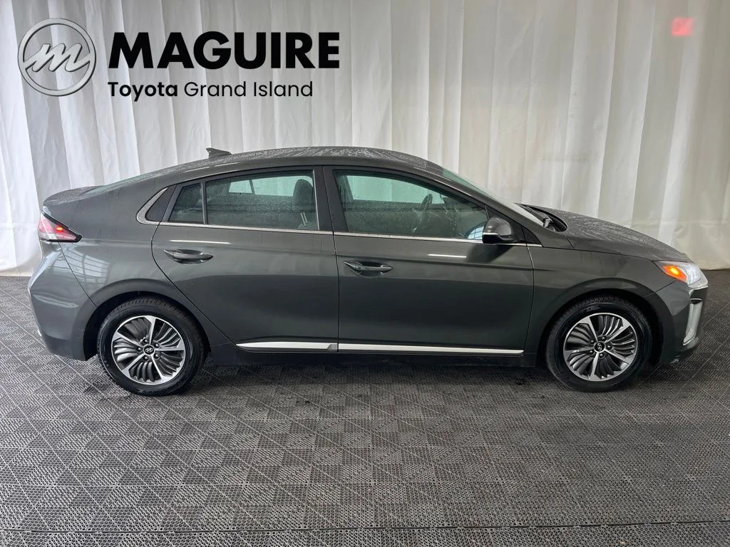 Used 2022 Gray Hyundai SEL image 2