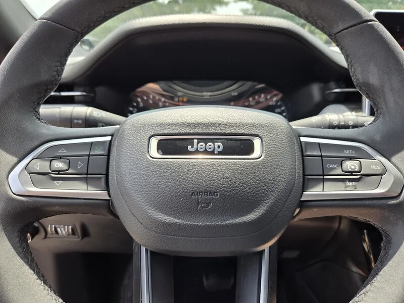 Used 2024 Silver Zynith Metallic Clearco JEEP LATITUDE image 24