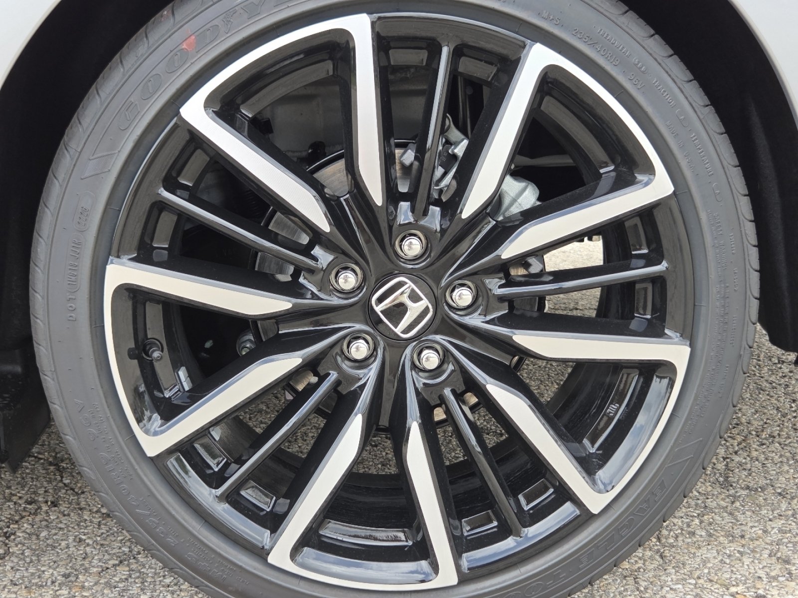 New 2026 Solar Silver Metallic Honda Touring image 16