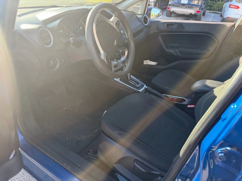 Used 2018 Blue Ford SE image 11