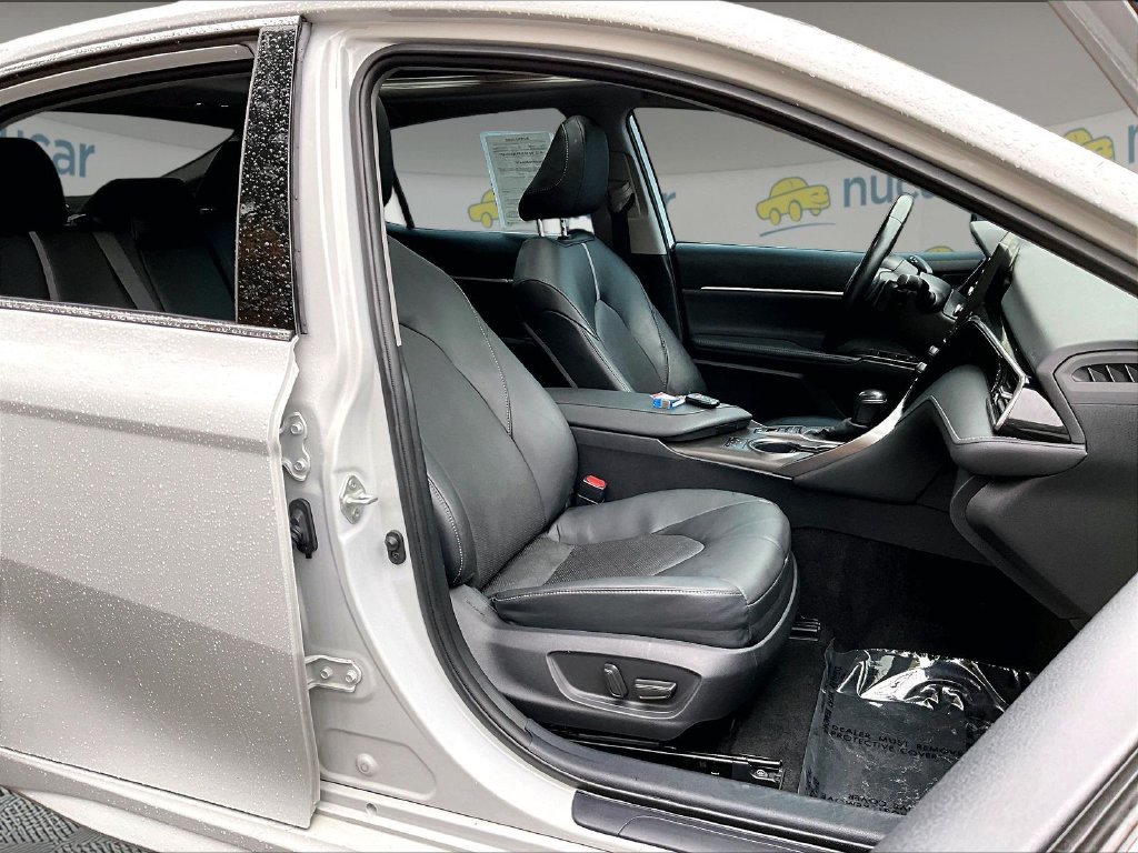 Used 2022 Ice Toyota XSE image 11