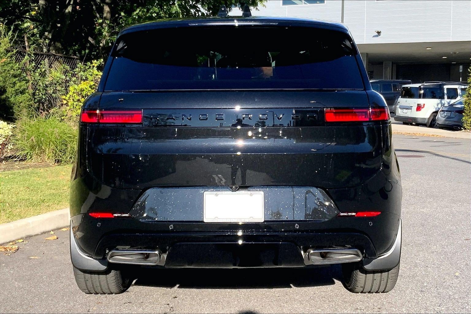 New 2027 Santorini Black Land Rover Dynamic SE P400 image 4