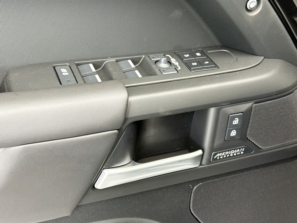 New 2026 Santorini Black Land Rover X-Dynamic SE image 22