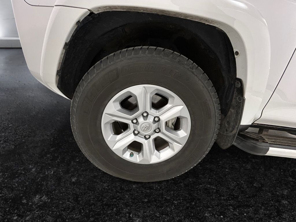 Used 2014 White Toyota SR5 image 27