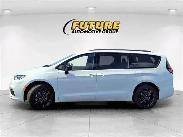 New 2026 Bright White Clear-Coat Exterior Paint Chrysler Limited image 7