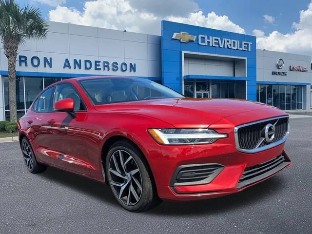 Used 2019  Volvo Momentum image 1
