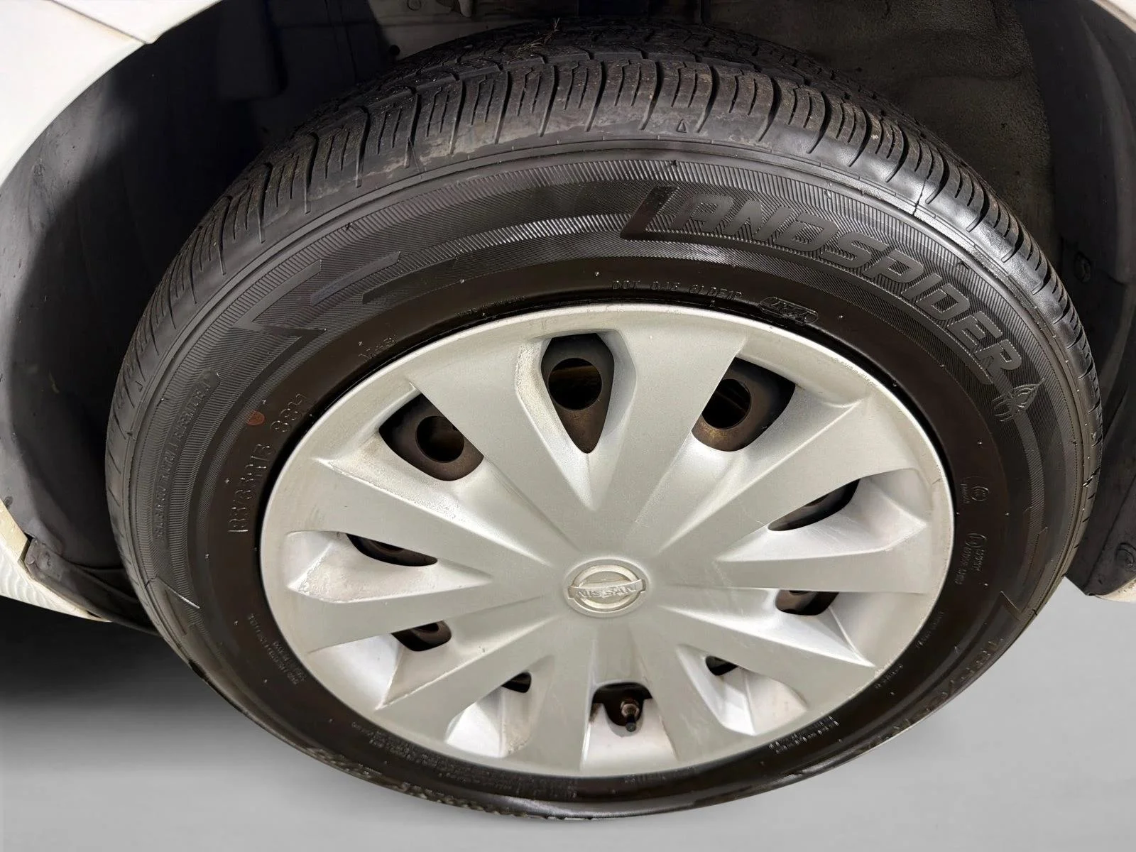 Used 2016 Whtie Nissan S image 11