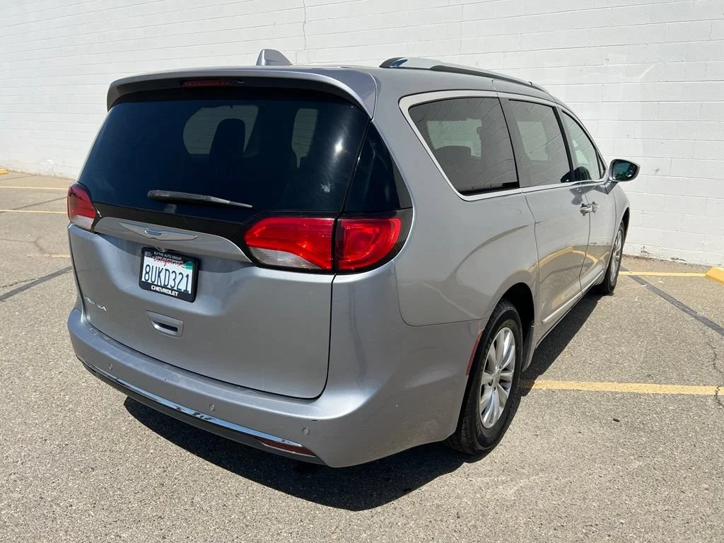 Used 2018  Chrysler Touring L image 7