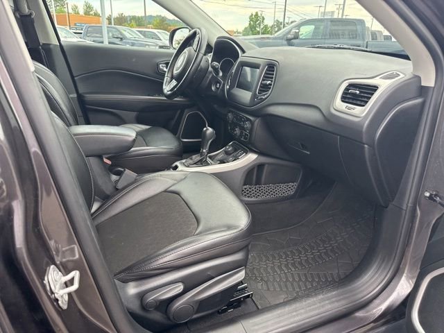 Used 2021 Granite Crystal Metallic Clearcoat Jeep Latitude image 9