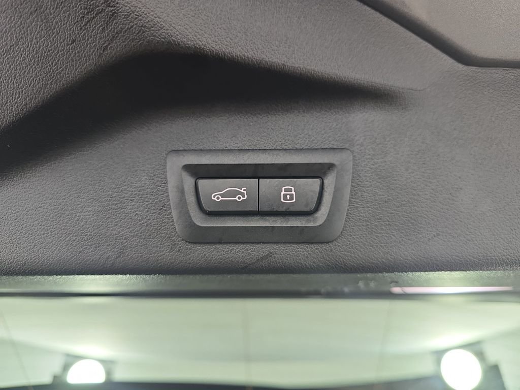 Used 2026 Skyscraper Grey Metallic BMW xDrive40i image 16