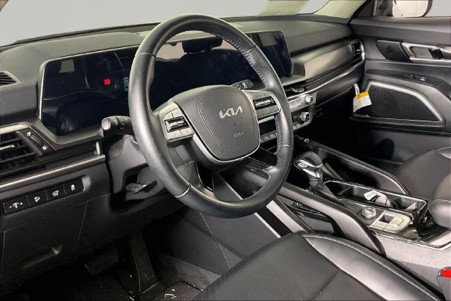 Used 2025  Kia S image 14