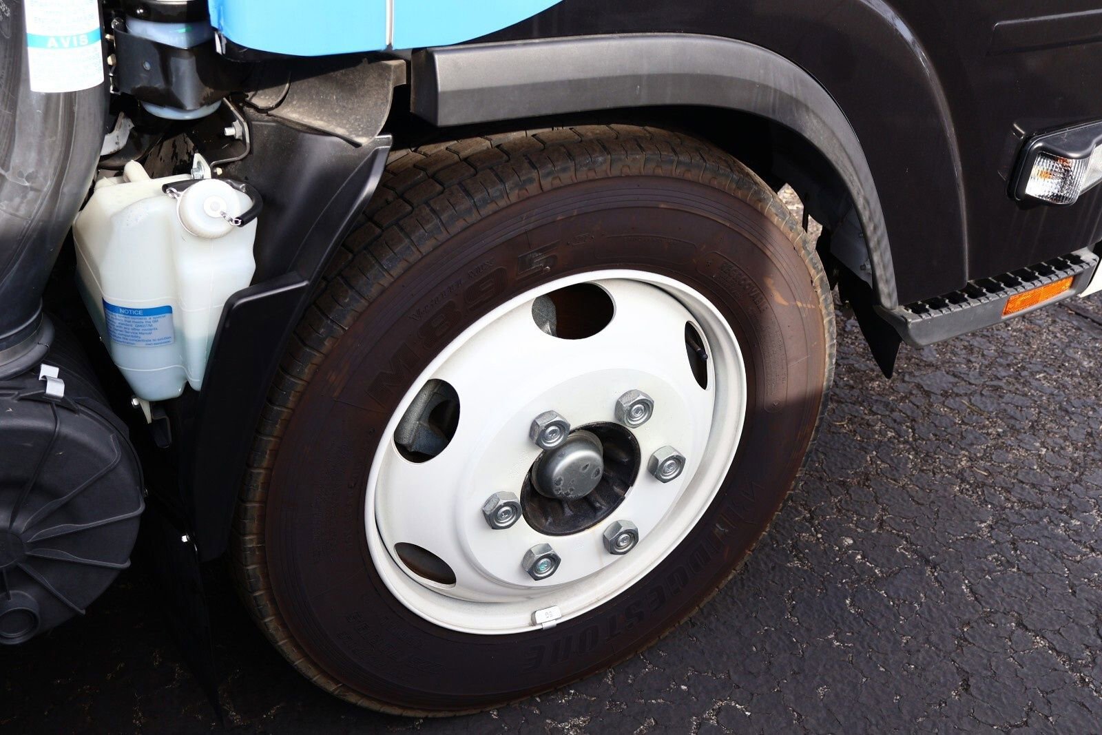 2023 Isuzu NRR - Photo 18