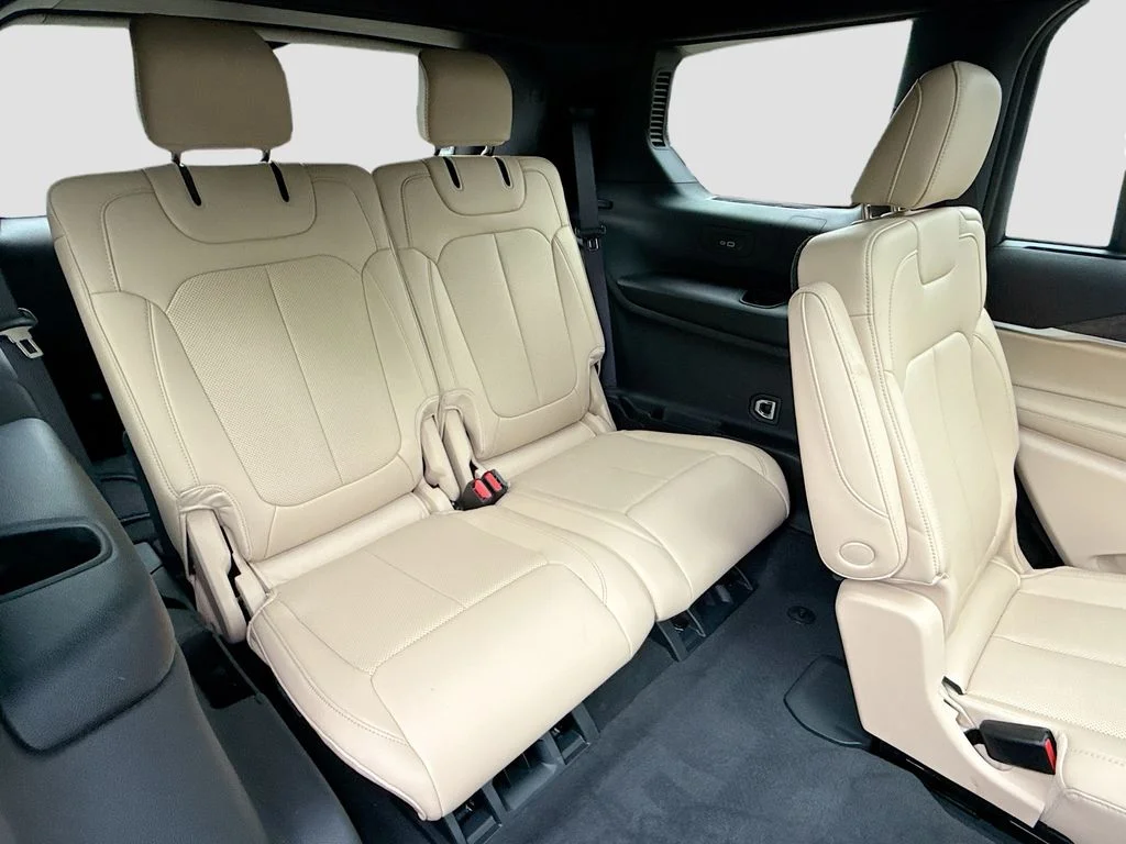 Used 2025 Diamond Black Crystal Pearlcoat Jeep Limited image 28