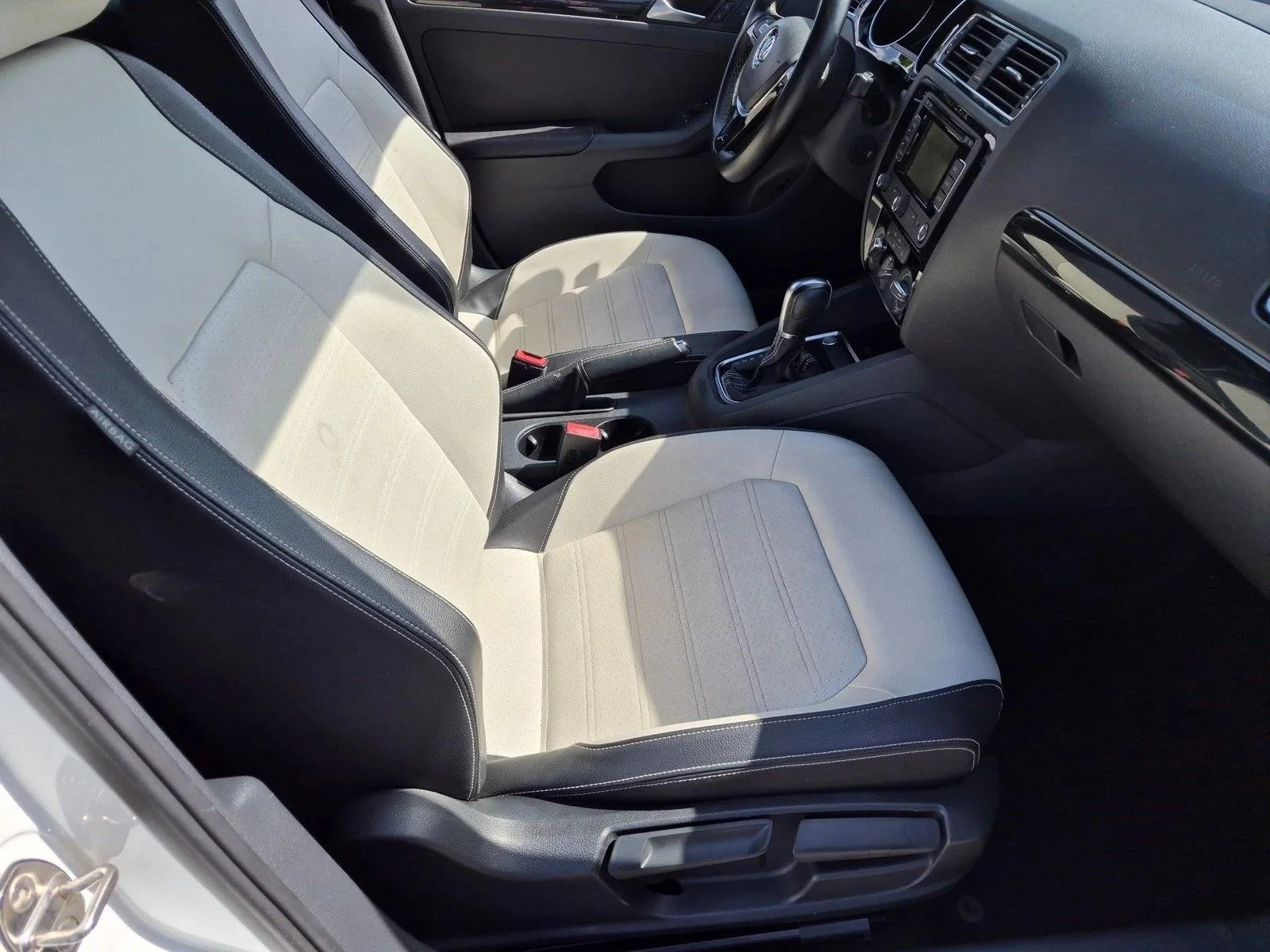 Used 2015 White Volkswagen 1.8T SE image 19