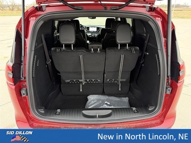 New 2026 Red Hot Pearl-Coat Exterior Paint Chrysler Select image 7