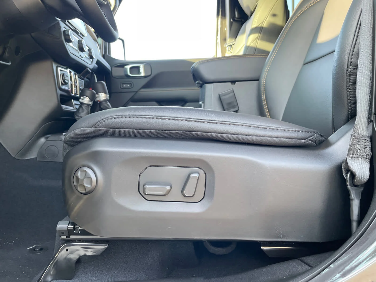 New 2026 Granite Crystal Metallic Clearcoat Jeep Sahara image 19