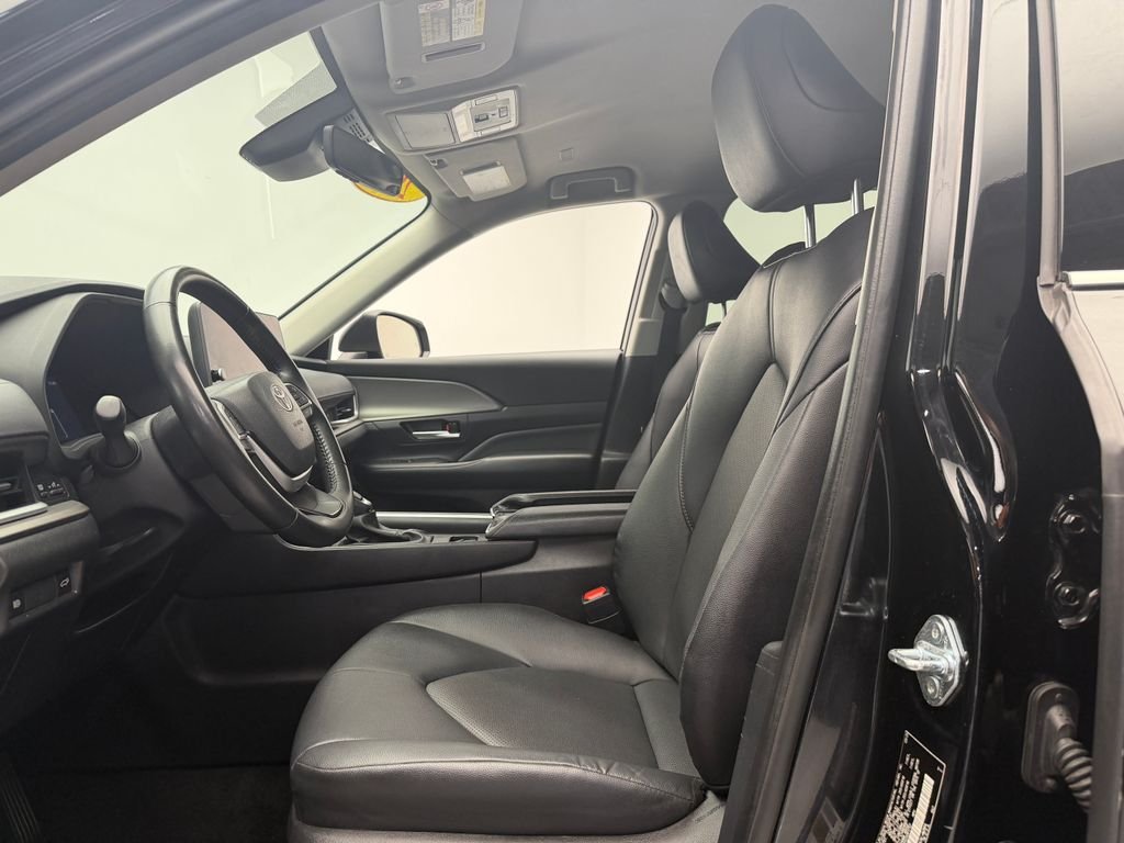 Used 2025  Toyota XLE image 13