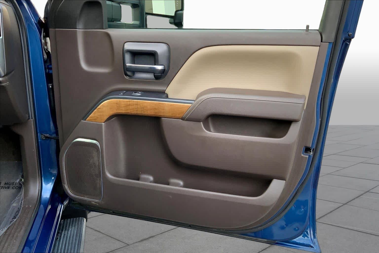 Used 2018 Deep Ocean Blue Metallic Chevrolet LTZ image 20