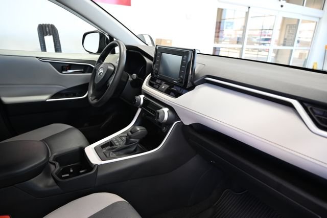 2022 Toyota RAV4 XLE - Photo 14