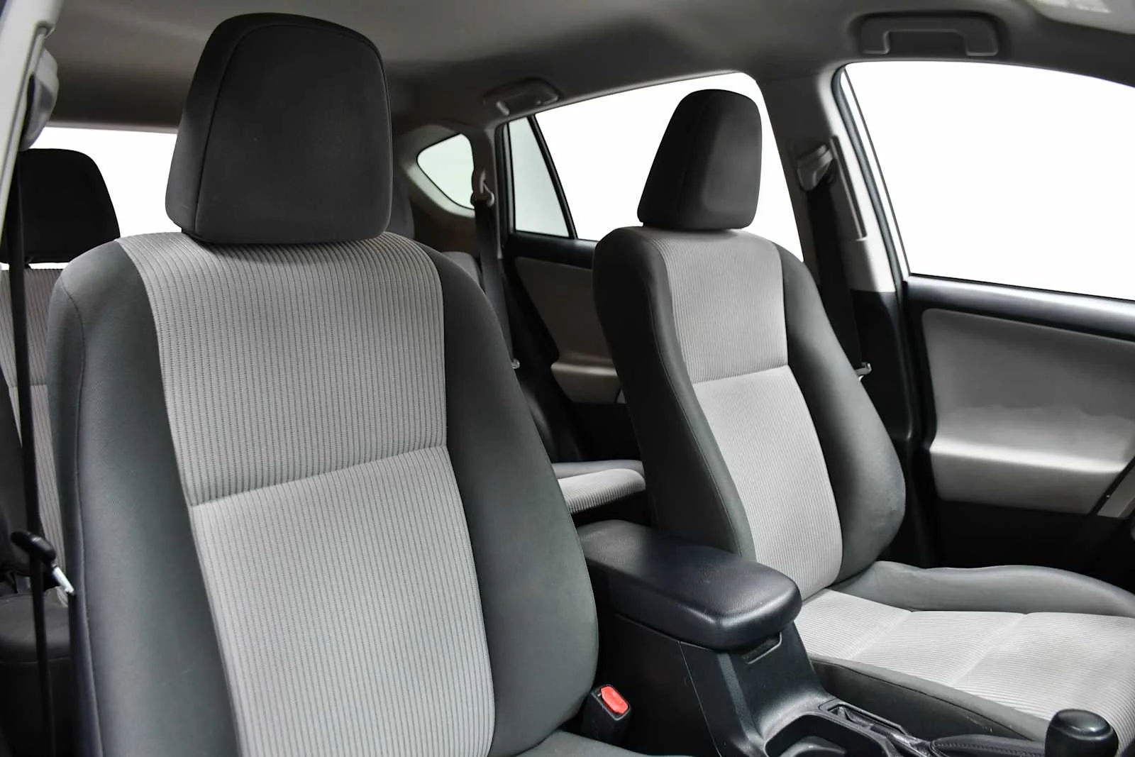 Used 2015 Classic Silver Metallic Toyota LE image 20