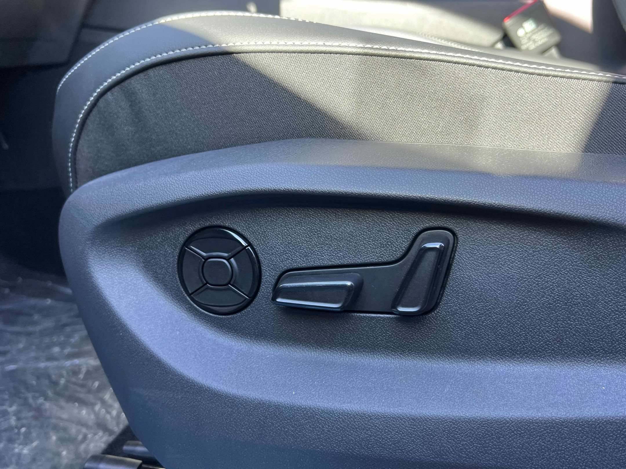 2025 Volkswagen Tiguan SE - Photo 16
