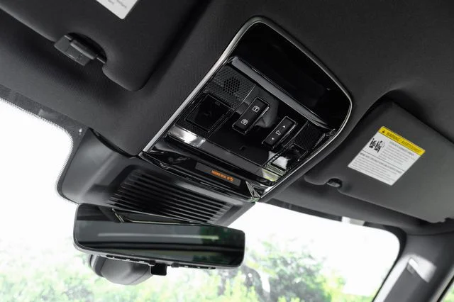 New 2026 Fuji White Land Rover SE image 35