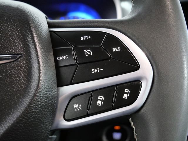 Certified Used 2025 Diamond Black Crystal Pearlcoat Chrysler Select image 22