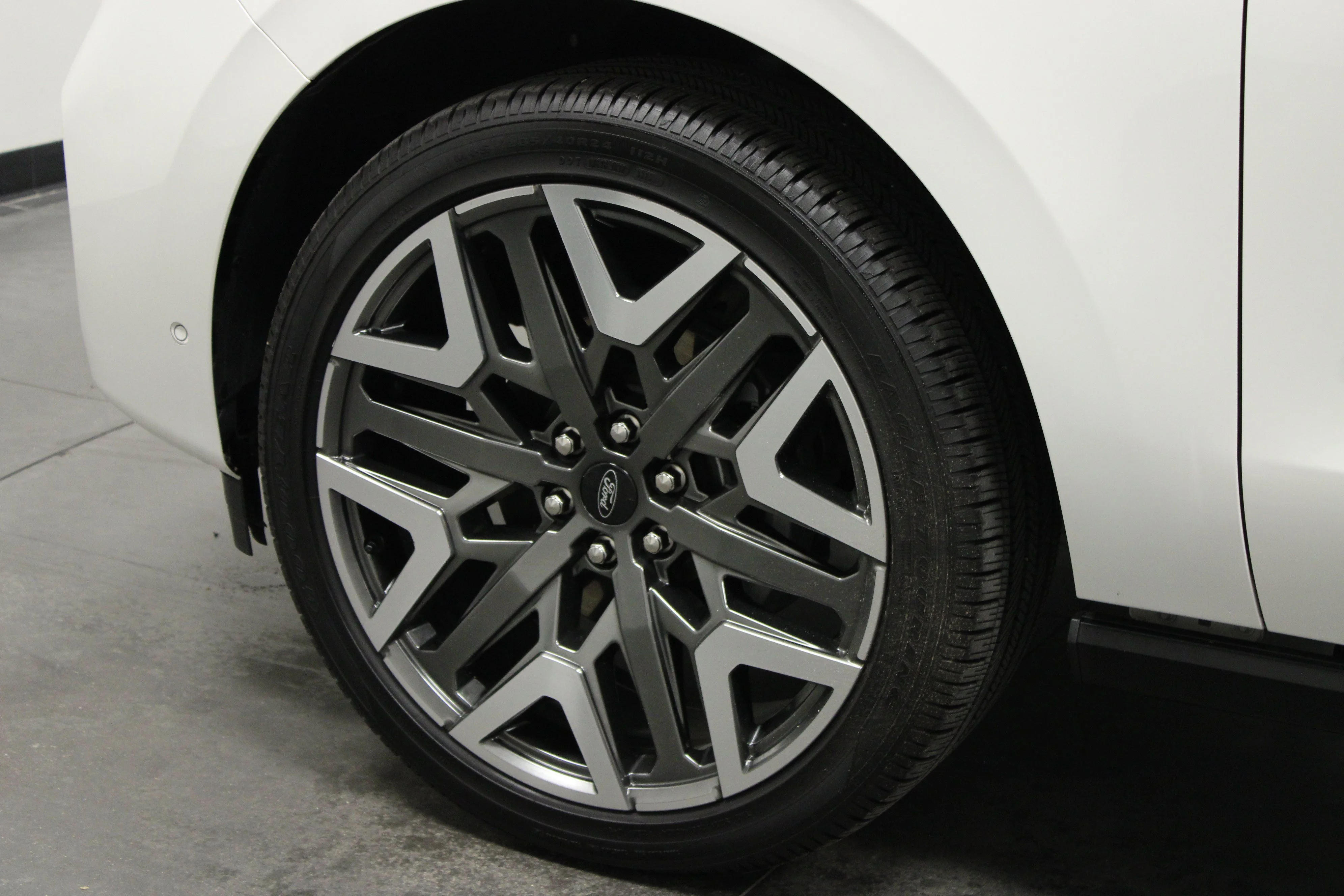 Used 2025 White Metallic Ford Platinum image 10