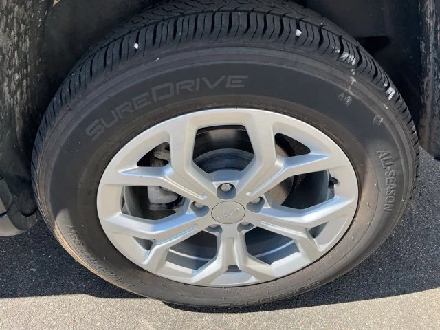 Used 2024 Bright White Clearcoat Jeep Latitude image 14